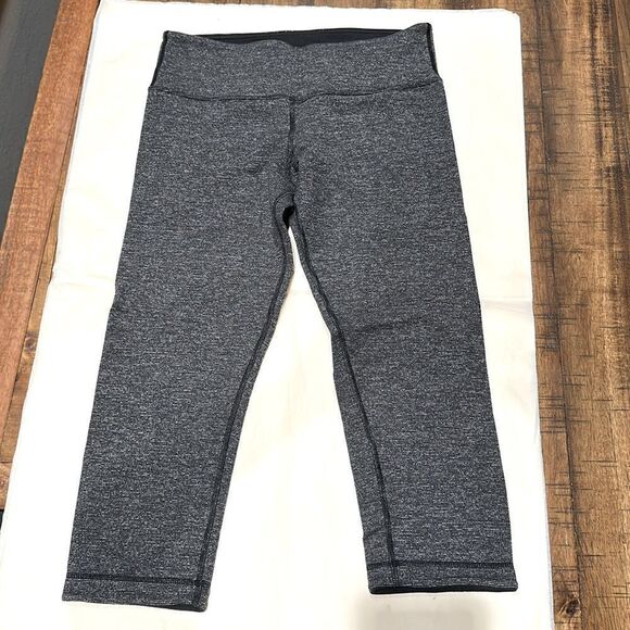 Lululemon Athletica Heather Grey Cropped Athletic Leggings or Pants Size 6 - Picture 1 of 3